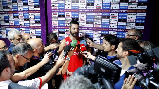 Juan Carlos Navarro habla ante los medios de comunicaci&oacute;n