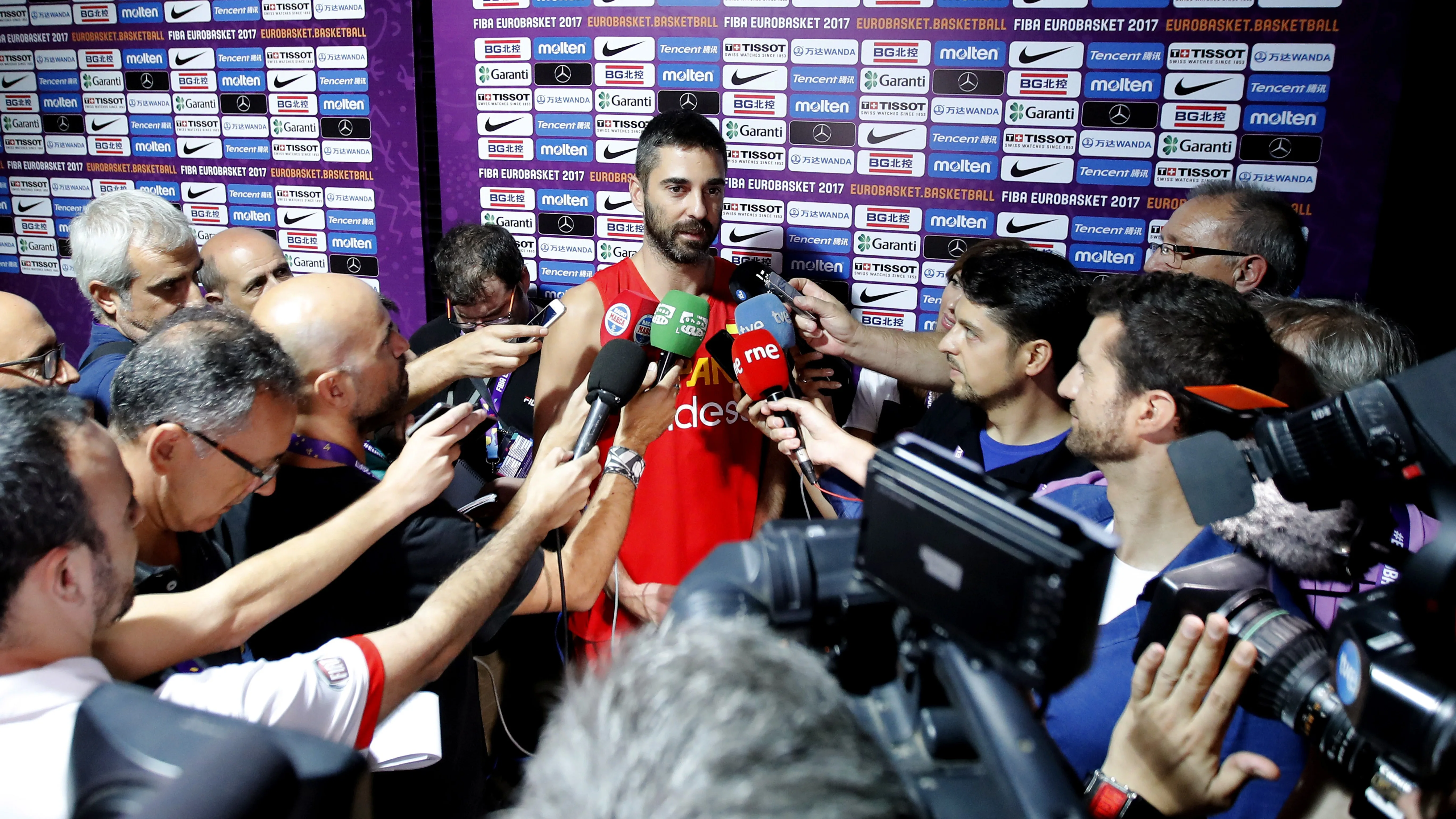 Juan Carlos Navarro habla ante los medios de comunicación