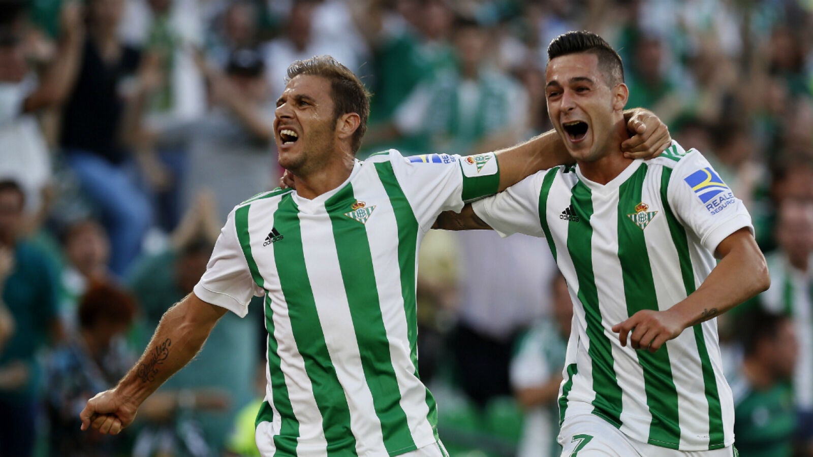 Joaqu&iacute;n celebra un gol con Sergio Le&oacute;n