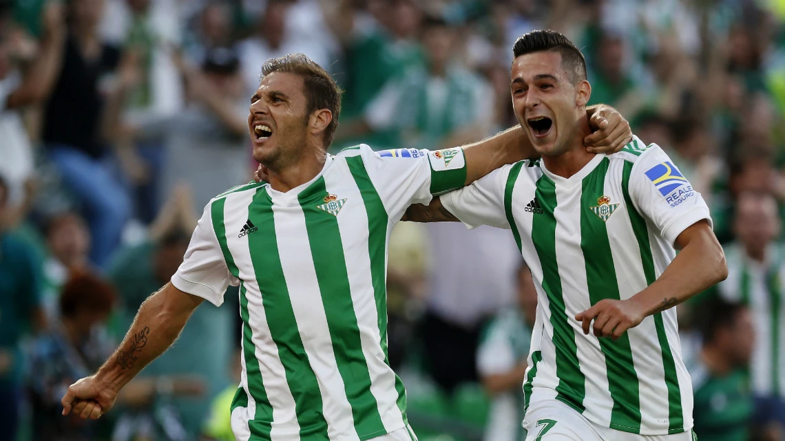 Joaquín celebra un gol con Sergio León