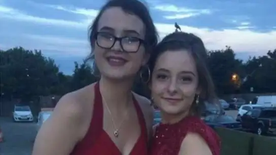 Jasmine Beever, a la izquierda, junto a una amiga Jasmine Beever, a la izquierda, junto a una amiga