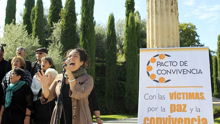 La cantante Noemí García y su coro interpretan la canción "Despertar" durante el homenaje a las víctimas de los atentados de Barcelona y Cambrils