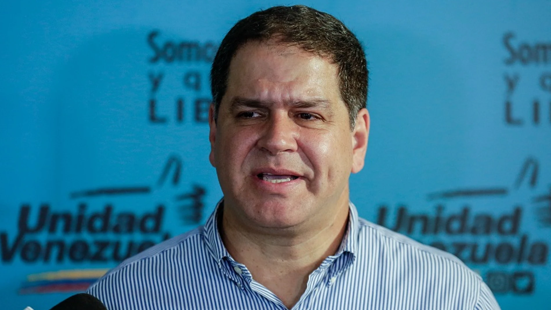 El diputado Luis Florido habla en una rueda de prensa en Caracas, Venezuela