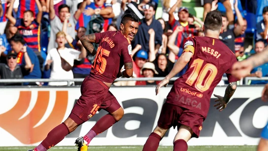 Paulinho celebra un gol con Messi Paulinho celebra un gol con Messi