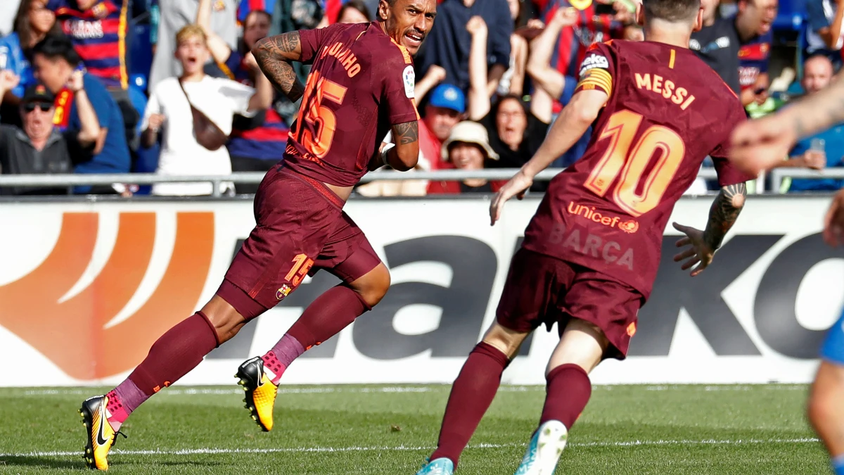 Paulinho celebra un gol con Messi