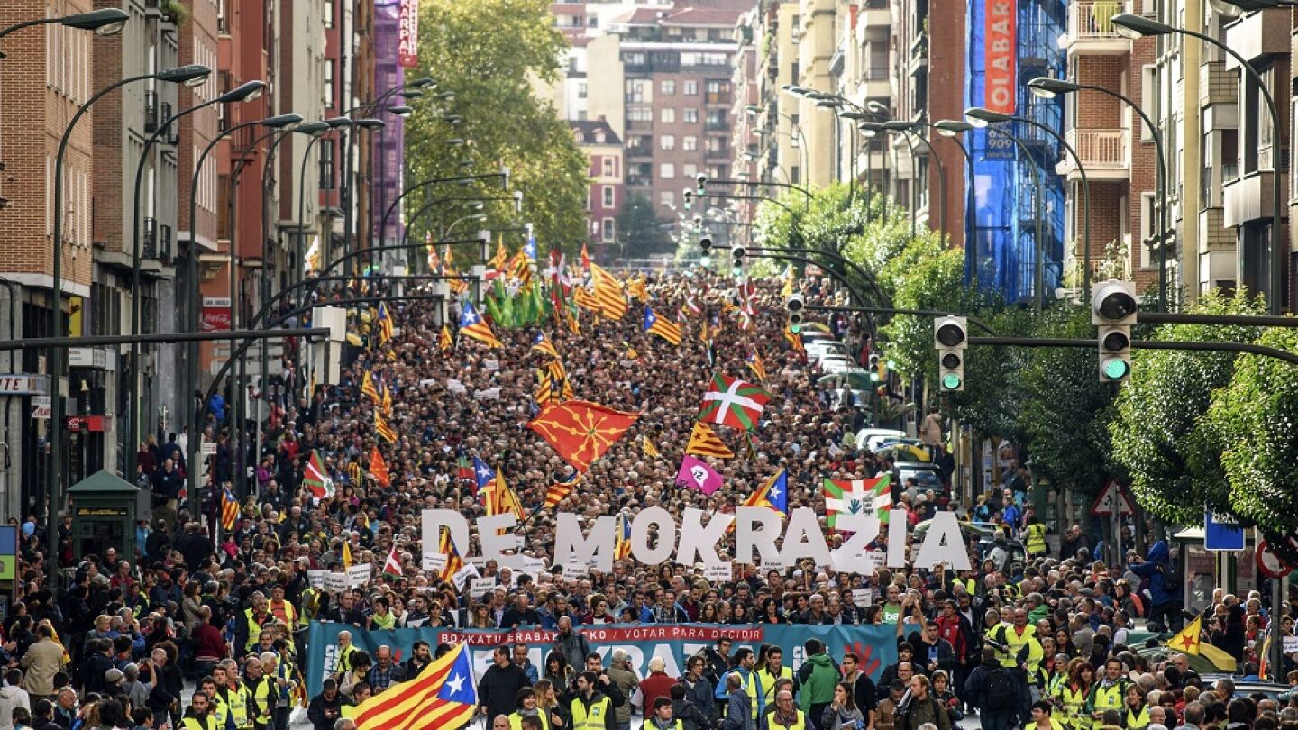 Manifestaci&oacute;n convocada por la organizaci&oacute;n soberanista Gure Esku Dago en apoyo al refer&eacute;ndum catal&aacute;n