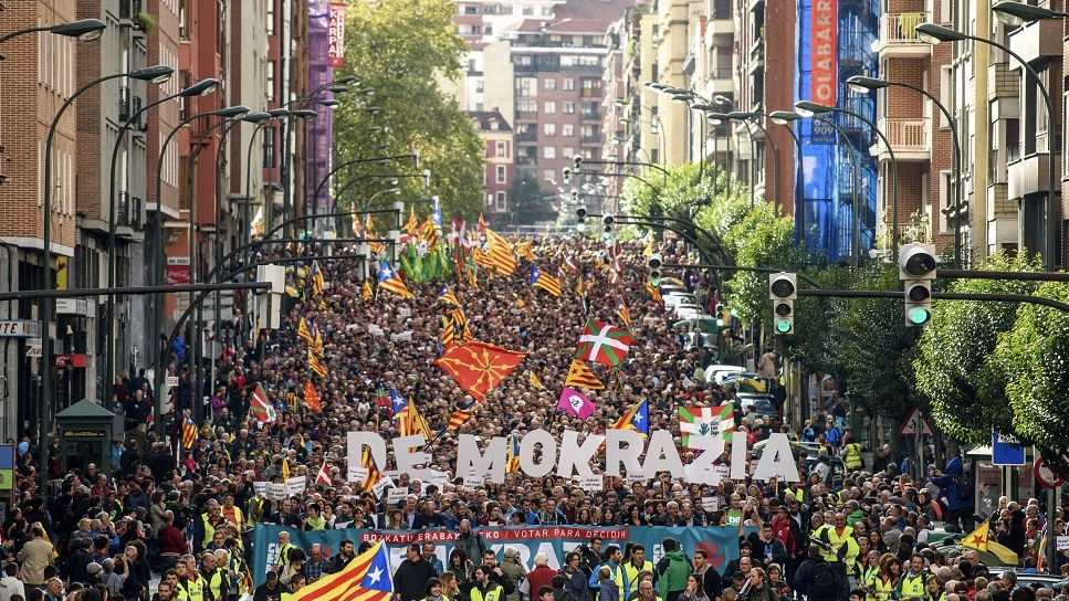 Manifestación convocada por la organización soberanista Gure Esku Dago en apoyo al referéndum catalán