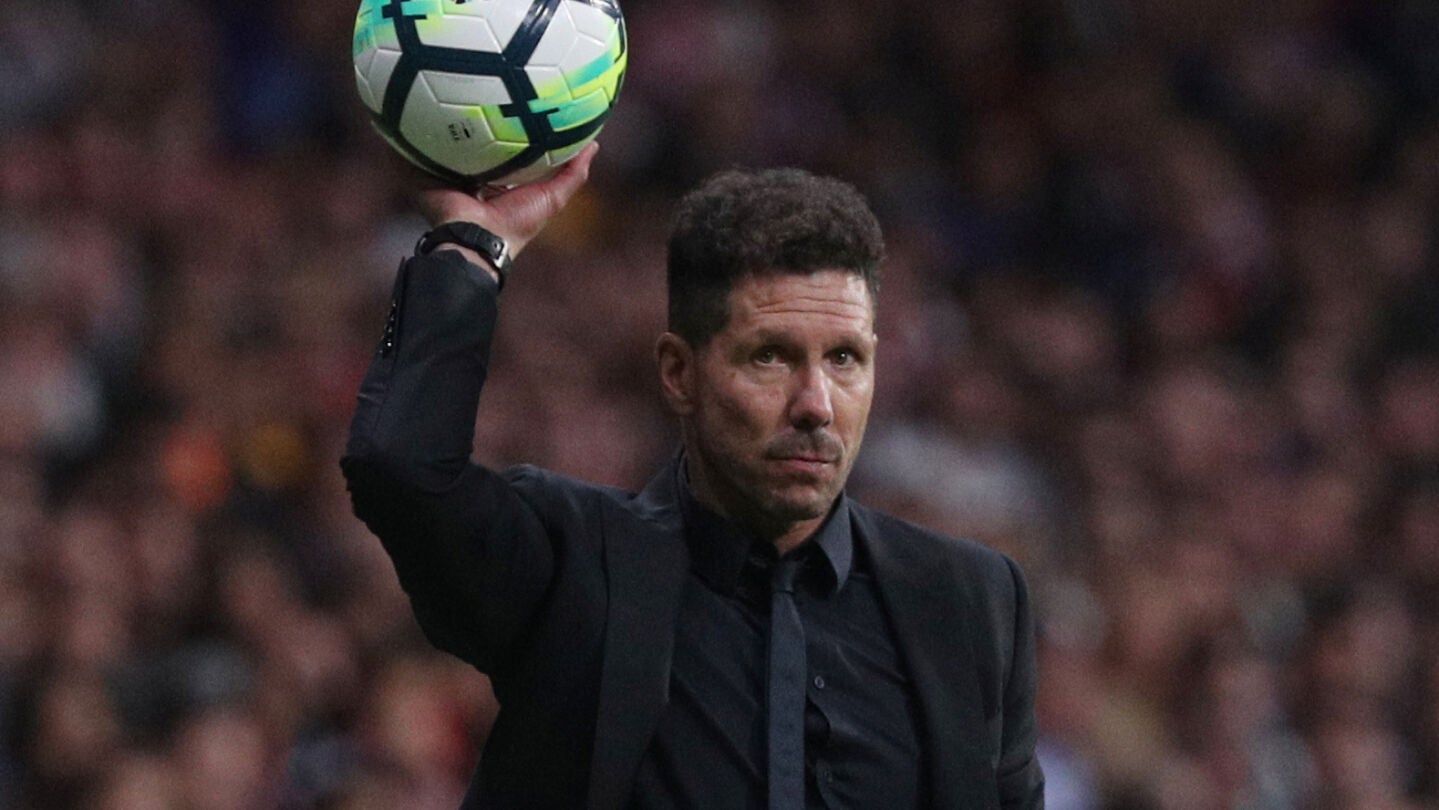 Simeone, con el bal&oacute;n en el partido del Atl&eacute;tico de Madrid