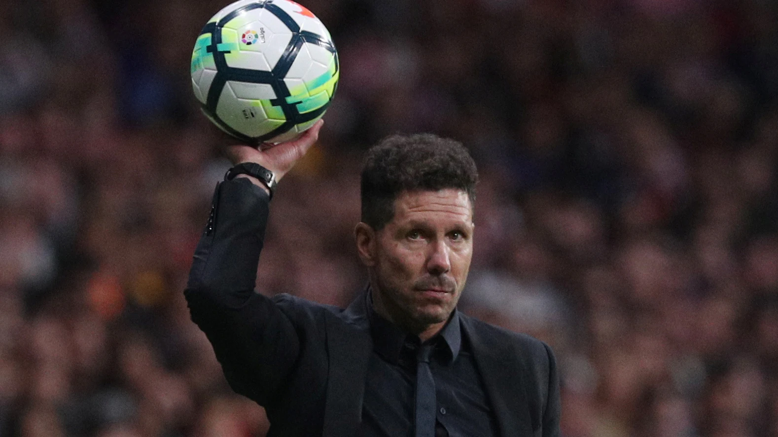 Simeone, con el balón en el partido del Atlético de Madrid