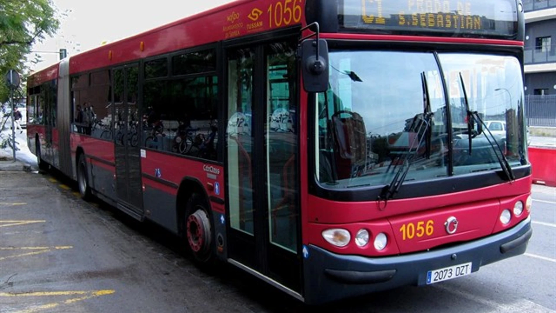 Imagen de archivo de un autobús en Sevilla