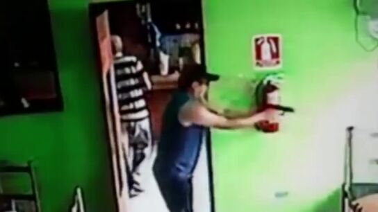 El estremecedor momento en el que un hombre aparta a una ni&ntilde;a antes de tirotear a un l&iacute;der de una banda criminal 