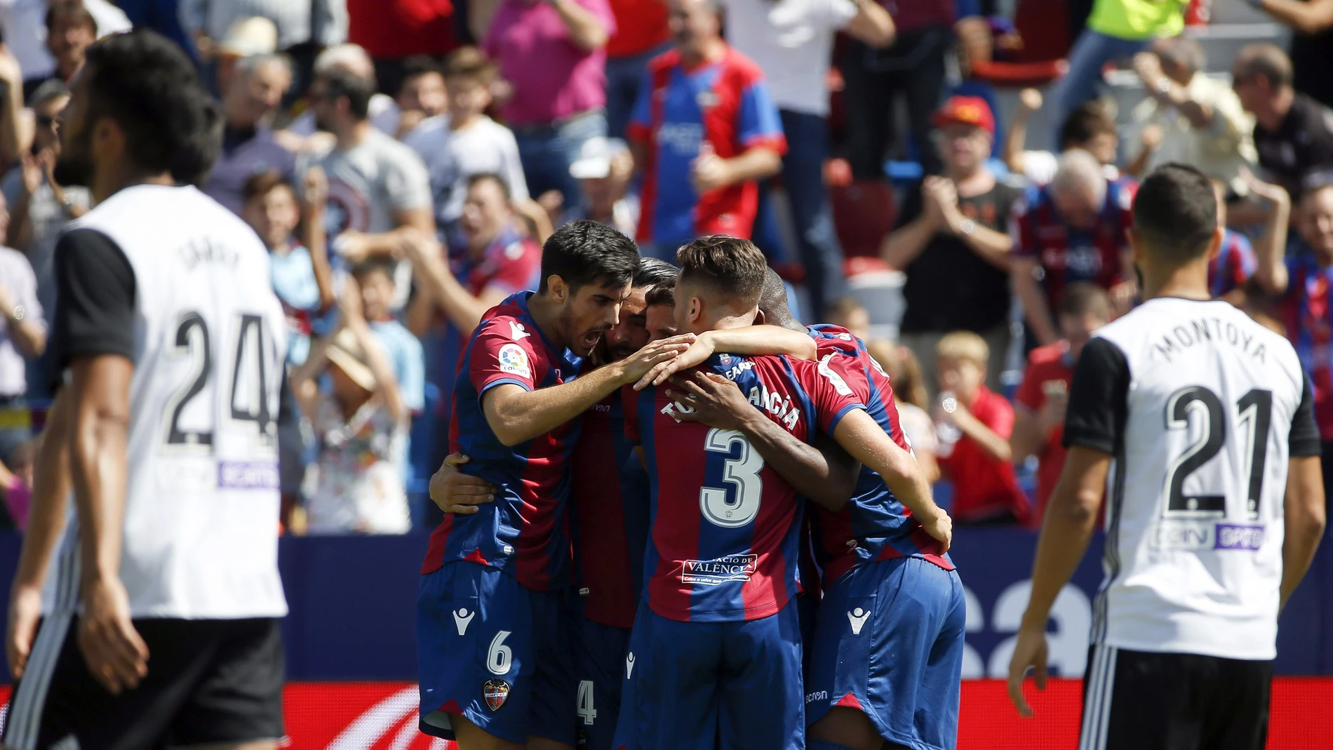 Los jugadores del Levante celebran un gol