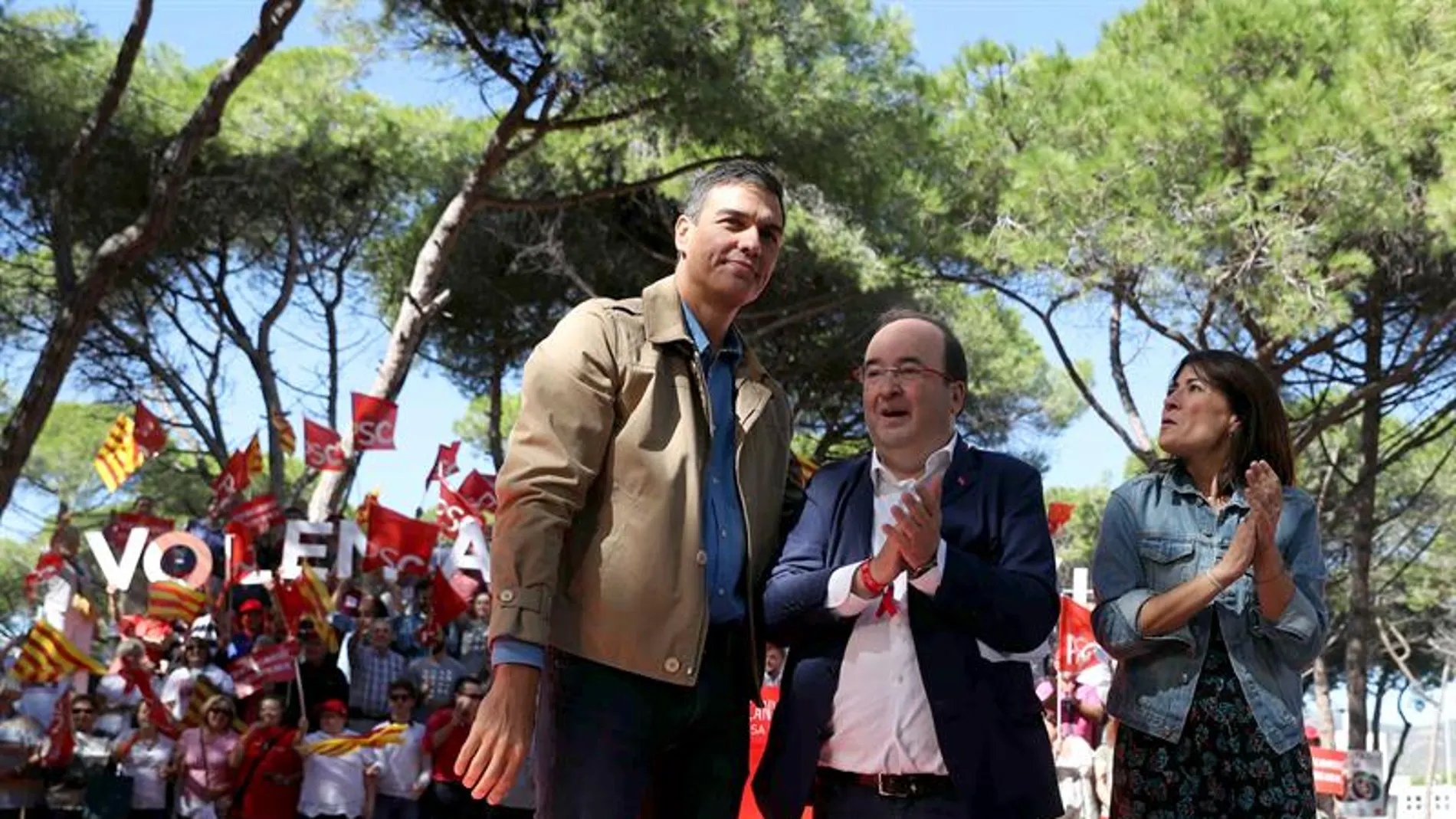 Pedro Sánchez, el primer secretario del PSC, Miquel Iceta, y la alcaldesa de Gavà, Raquel Sánchez