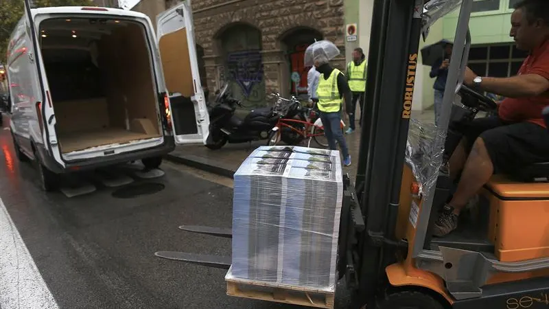 La Guardia Civil interviniendo carteles de publicidad del referéndum