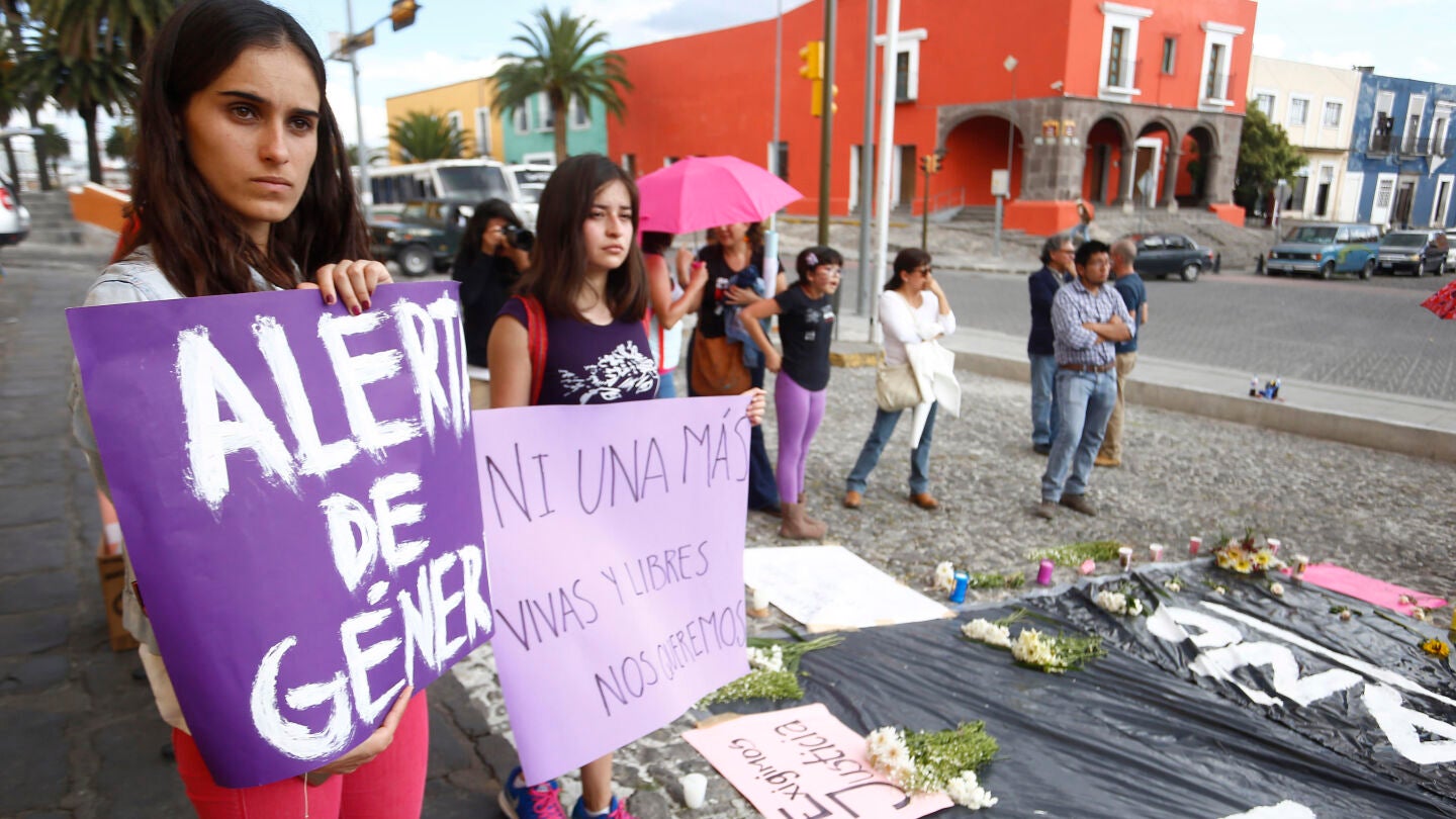 Decenas de personas participan en una manifestaci&oacute;n, en rechazo al asesinato de una joven en el estado de Puebla (M&eacute;xico)