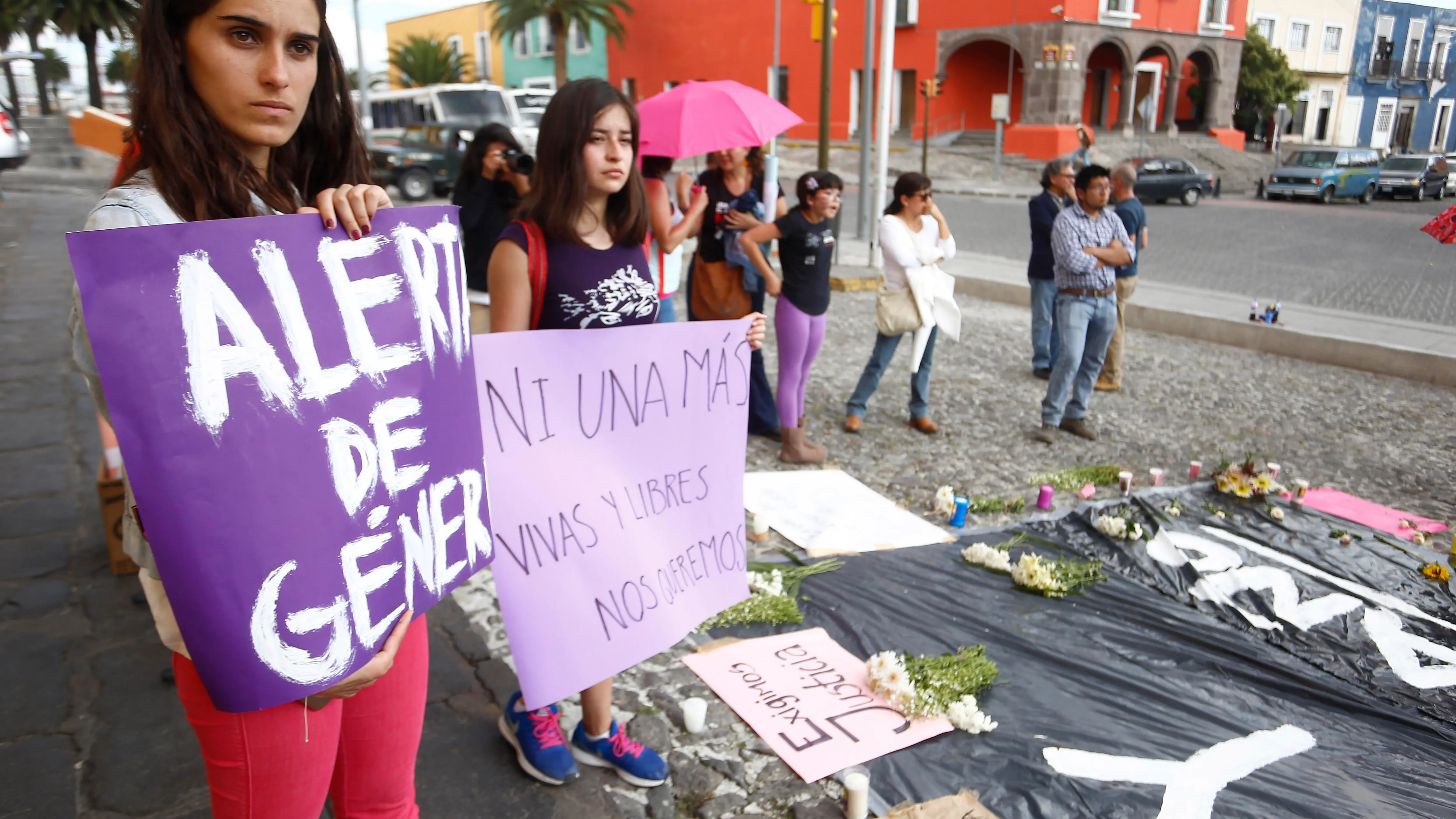 Decenas de personas participan en una manifestación, en rechazo al asesinato de una joven en el estado de Puebla (México)