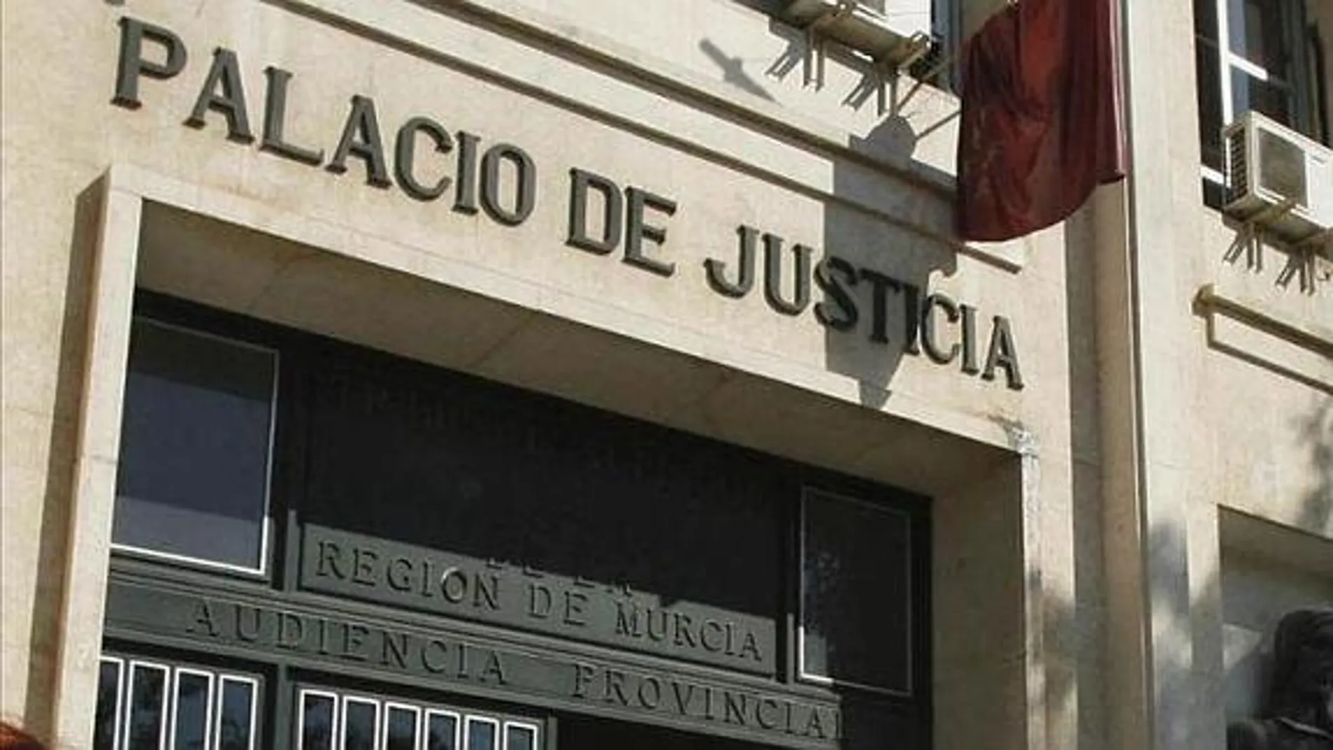 Puerta de la Audiencia Provincial de Murcia