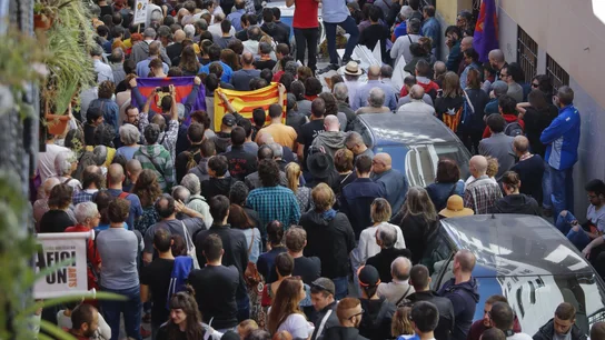 Cientos de personas asisten al acto a favor del referéndum soberanista en Cataluña Cientos de personas asisten al acto a favor del referéndum soberanista en Cataluña