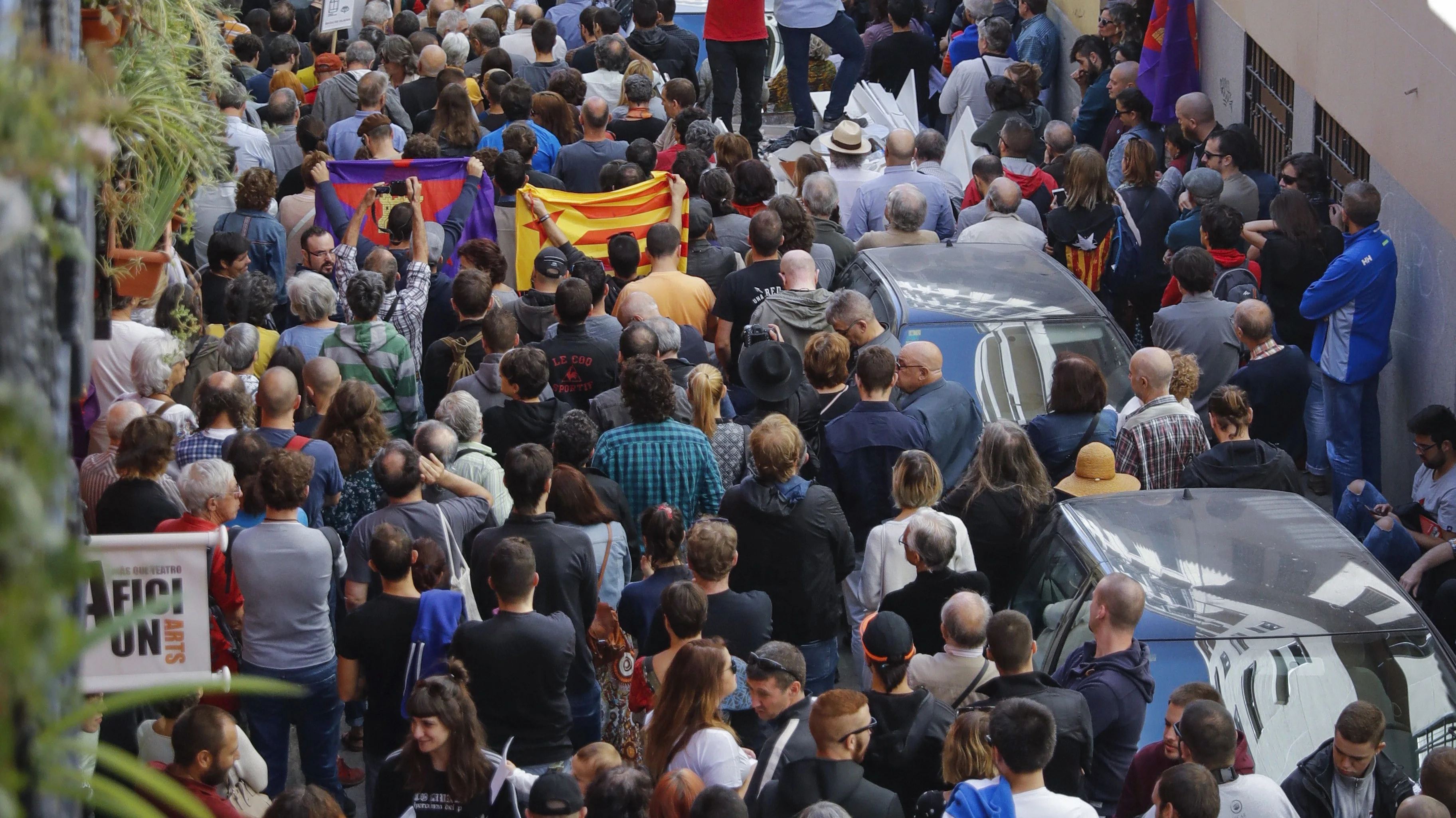 Cientos de personas asisten al acto a favor del referéndum soberanista en Cataluña