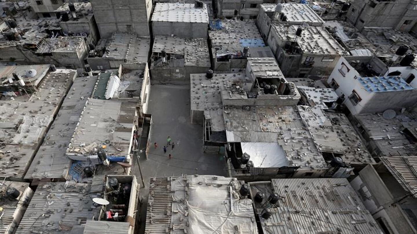 Ni&ntilde;os palestinos juegan en el campo de refugiados de Jabalia, en el norte de Gaza.