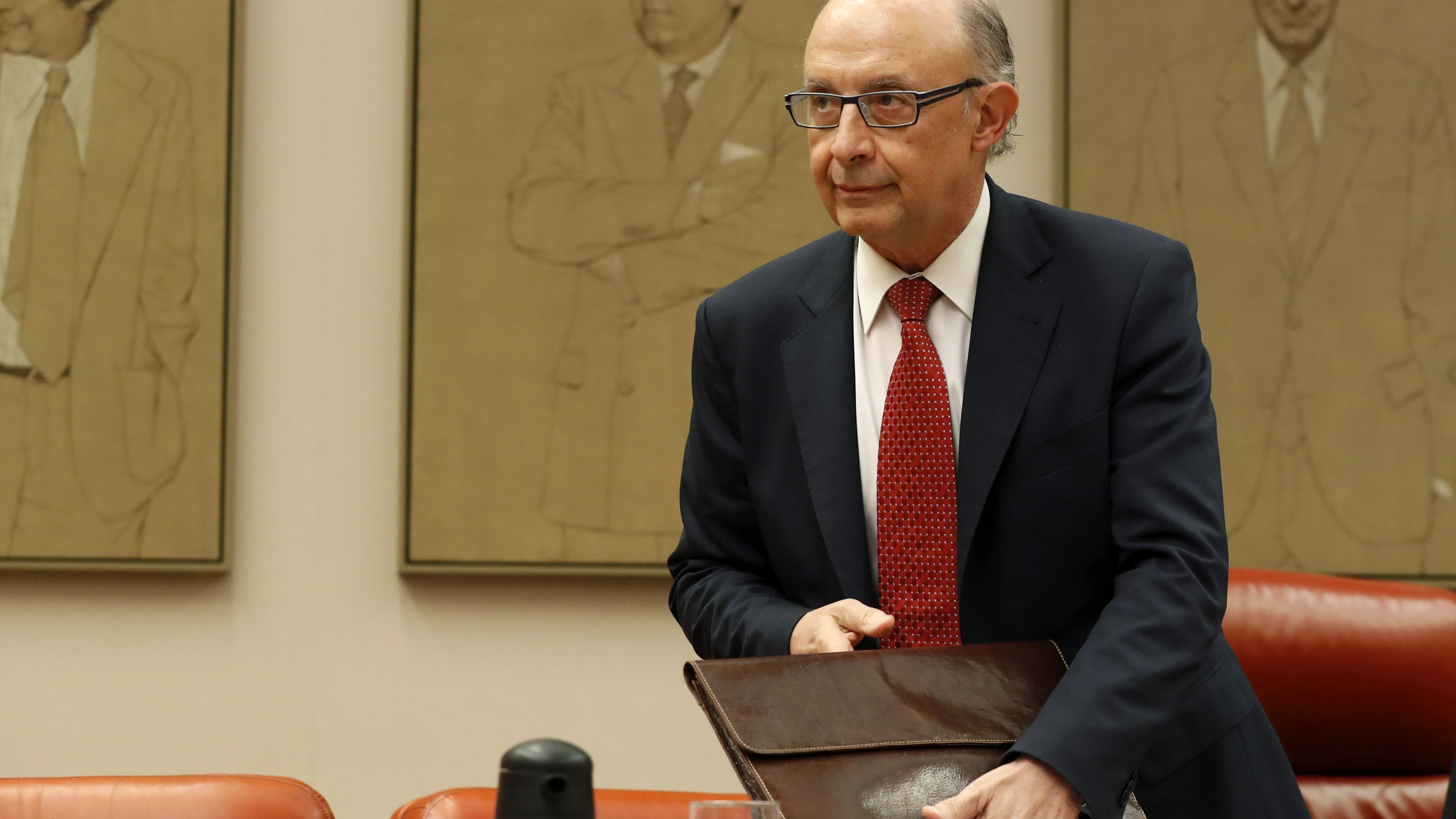 El ministro de Hacienda, Cristóbal Montoro, el martes a su llegada a su comparecencia en el Congreso