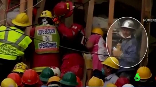 Jorge Houston, el h&eacute;roe desconocido de sudadera azul que ha sido esencial en las labores de rescate de M&eacute;xico