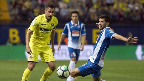 Mario y Aaron Mart&iacute;n disputan el bal&oacute;n durante el Villarreal - Espanyol