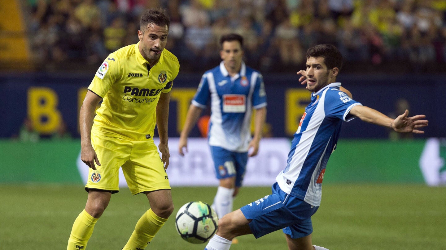 Mario y Aaron Mart&iacute;n disputan el bal&oacute;n durante el Villarreal - Espanyol