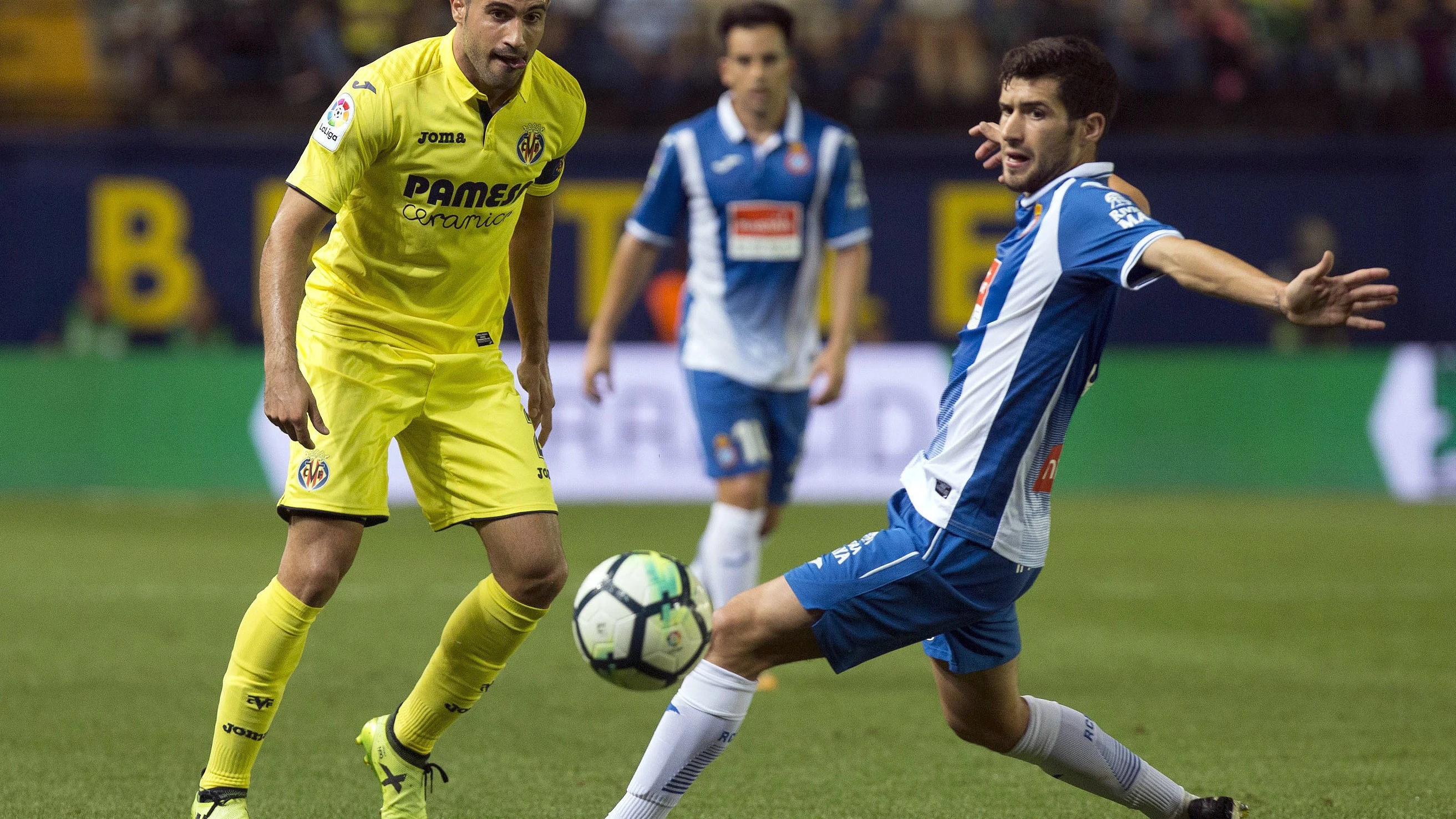 Mario y Aaron Martín disputan el balón durante el Villarreal - Espanyol Mario y Aaron Martín disputan el balón durante el Villarreal - Espanyol