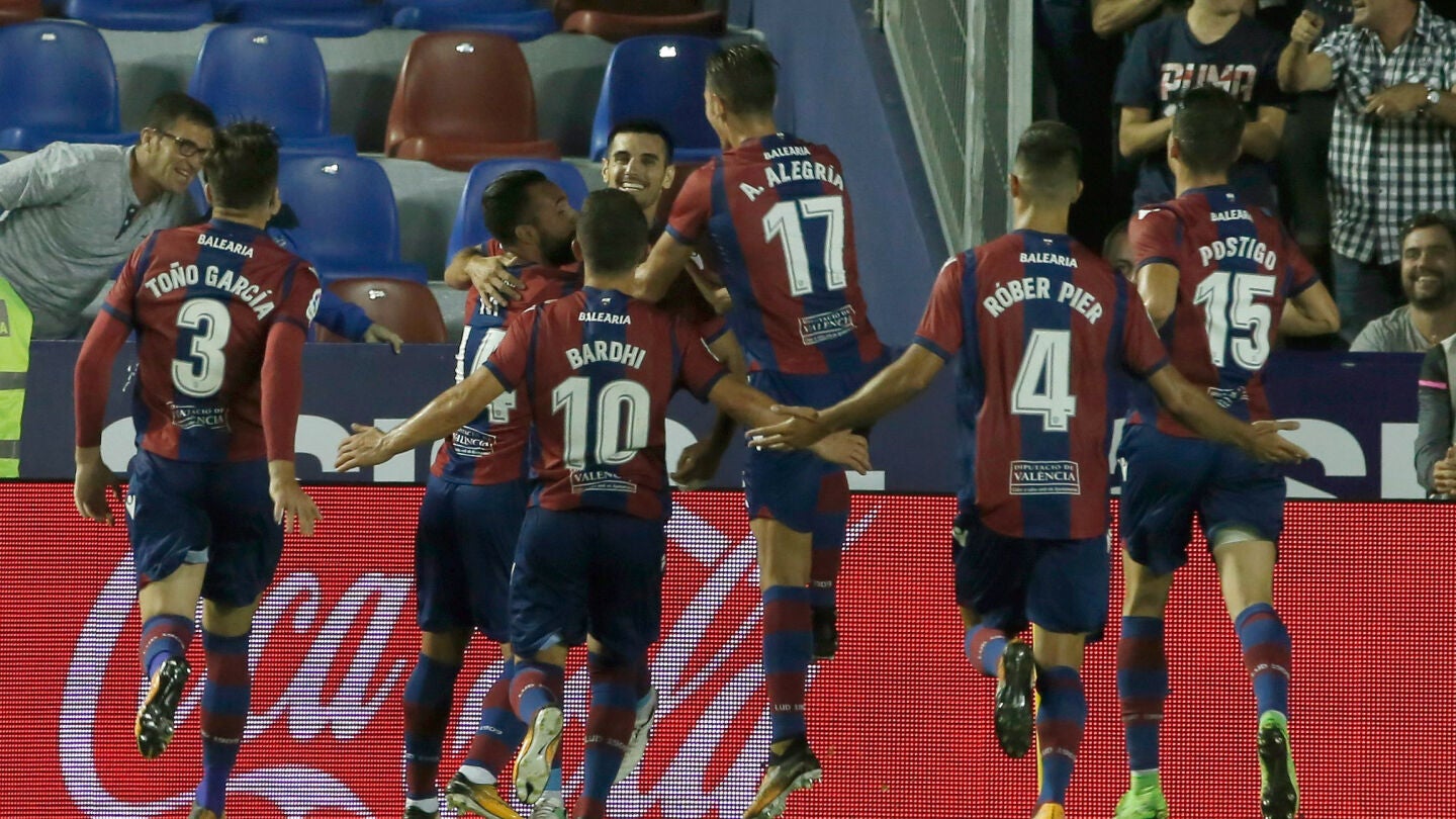 Los jugadores del Levante celebran el gol de Chema Rodr&iacute;guez