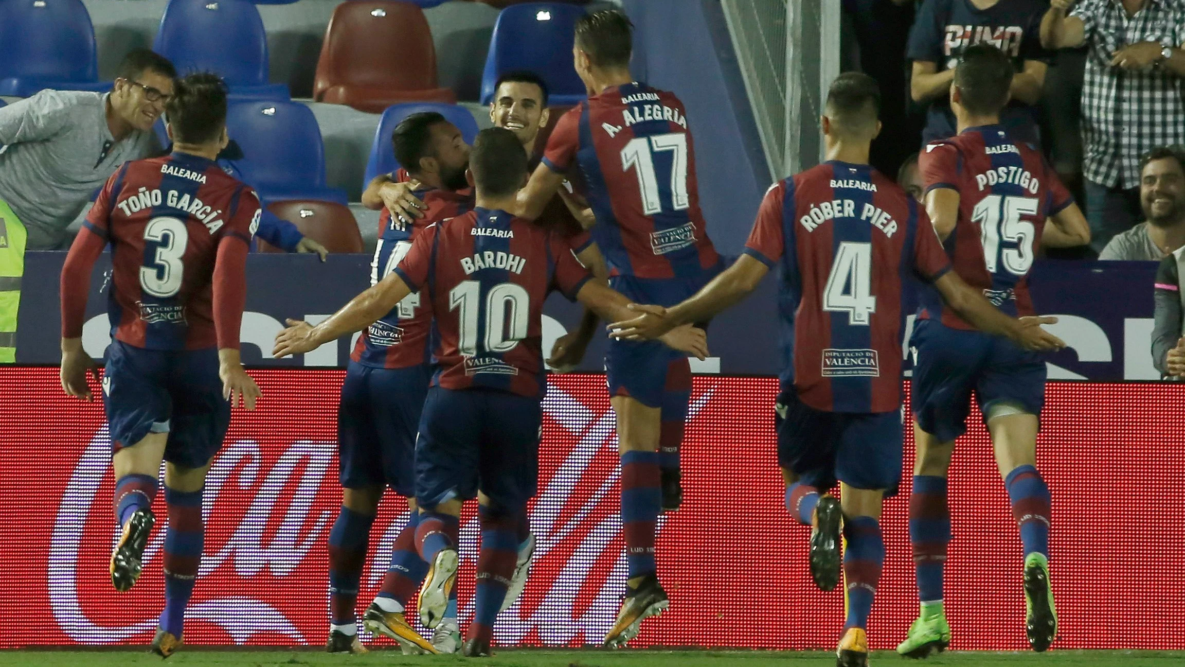 Los jugadores del Levante celebran el gol de Chema Rodríguez