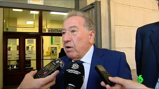 El empresario que simuló besar a Teresa Rodríguez pide disculpas El empresario que simuló besar a Teresa Rodríguez pide disculpas