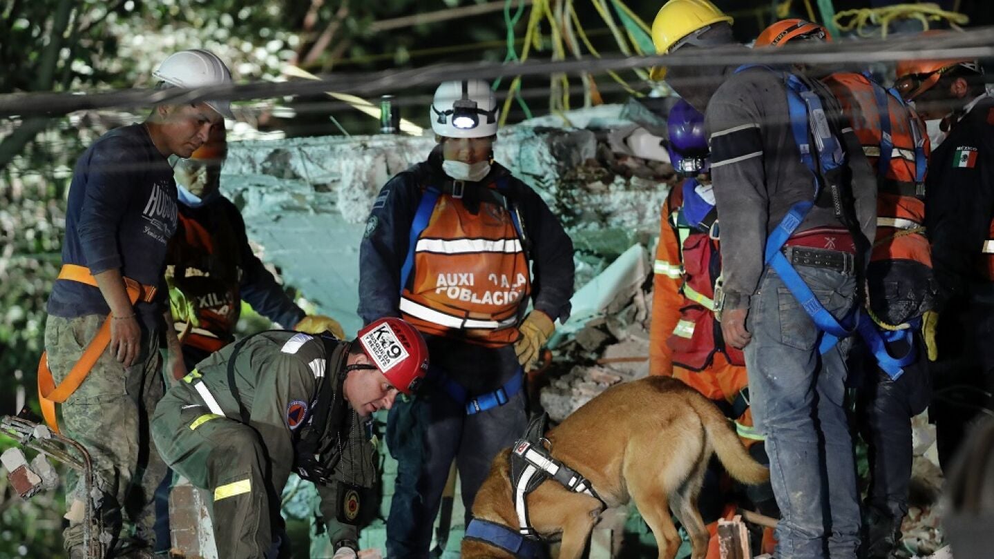 Brigadas de rescate contin&uacute;an trabajando entre los escombros en M&eacute;xico