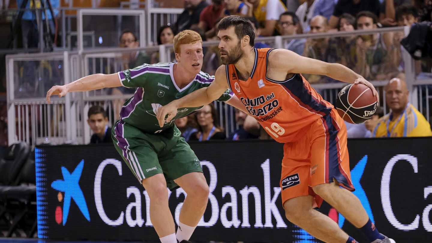 Fernando San Emeterio intenta entrar a canasta