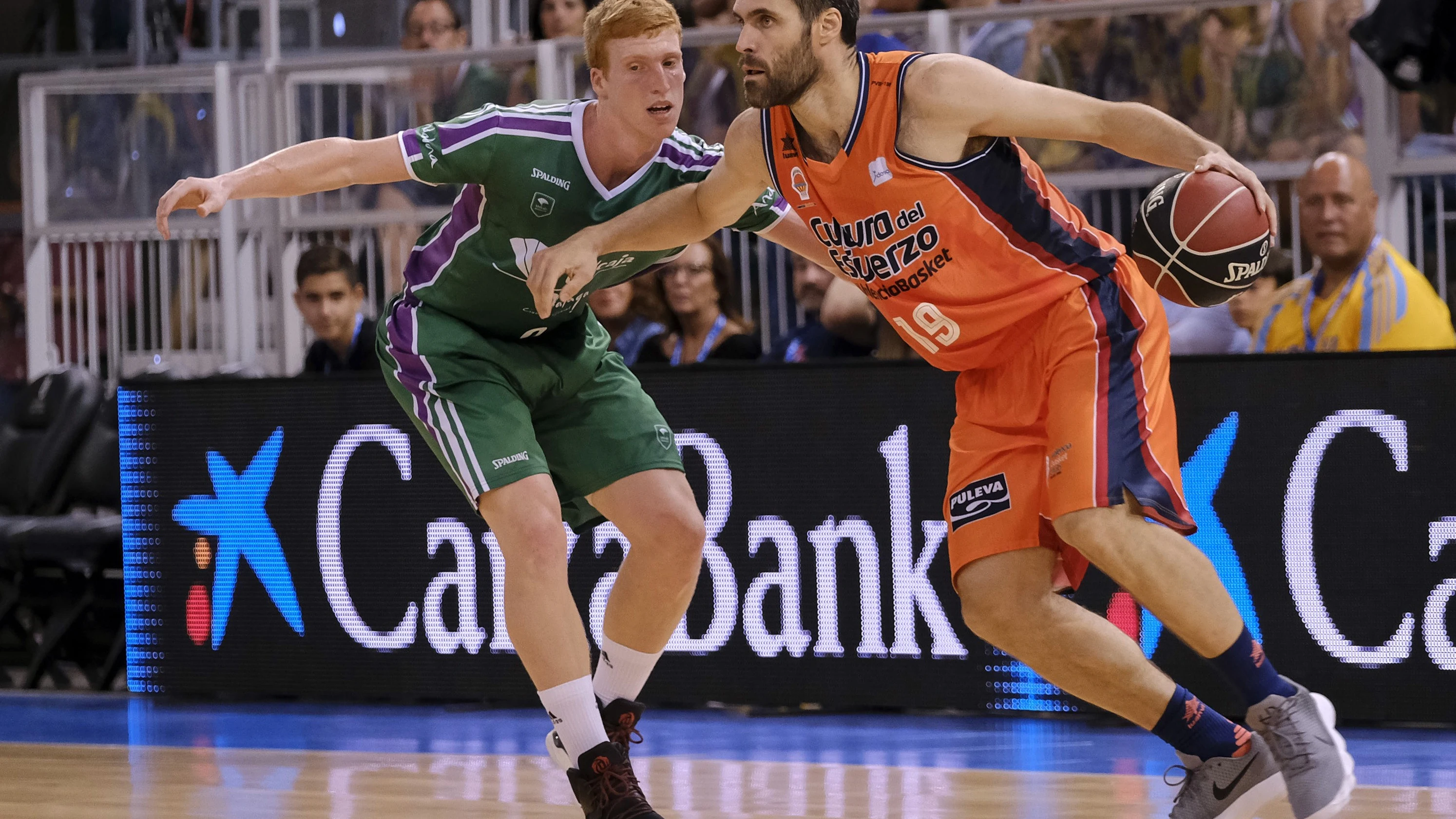Fernando San Emeterio intenta entrar a canasta