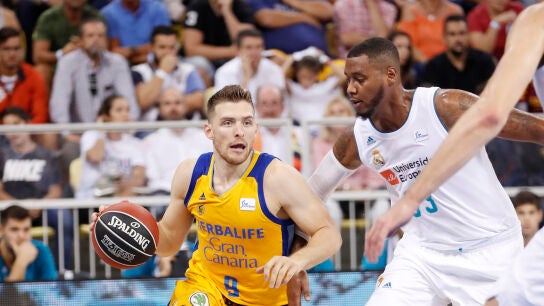 Mekel intenta entrar a canasta ante la defensa del Real Madrid