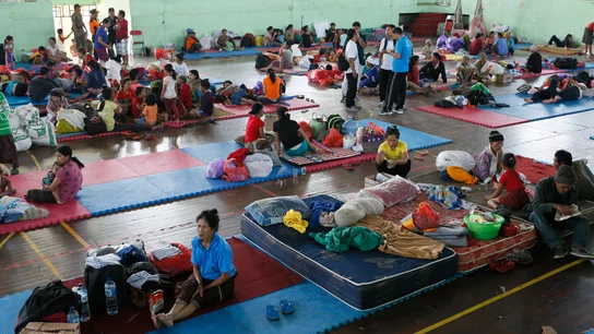 Residentes permanecen en un refugio después de evacuar una de las zonas peligrosa Residentes permanecen en un refugio después de evacuar una de las zonas peligrosa
