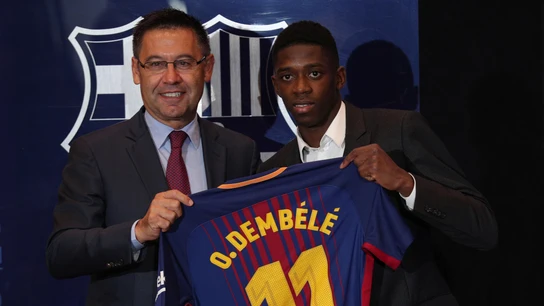Bartomeu y Dembelé, en la presentación del francés como nuevo jugador del Barça Bartomeu y Dembelé, en la presentación del francés como nuevo jugador del Barça