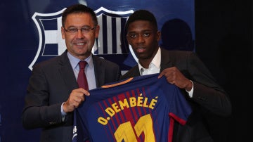 Bartomeu y Dembelé, en la presentación del francés como nuevo jugador del Barça