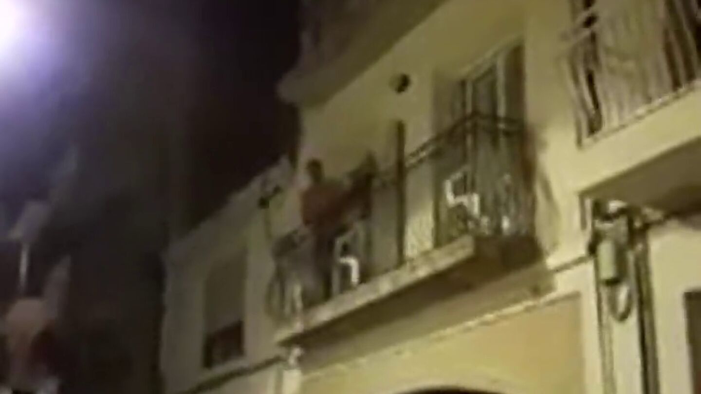Cantando un fandango, as&iacute; responde un Guardia Civil a los independentistas en Barcelona