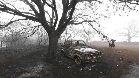 Un coche calcinado por el incendio Un coche calcinado por el incendio