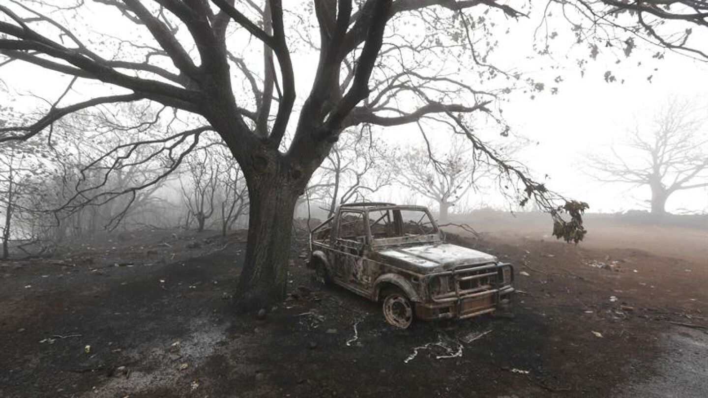 Un coche calcinado por el incendio