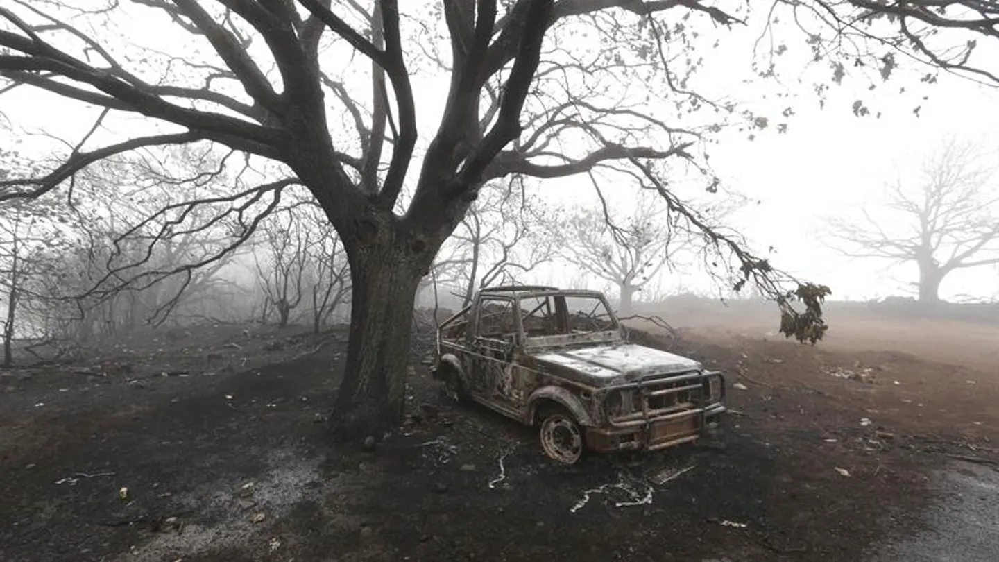 Un coche calcinado por el incendio Un coche calcinado por el incendio