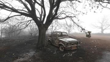 Un coche calcinado por el incendio