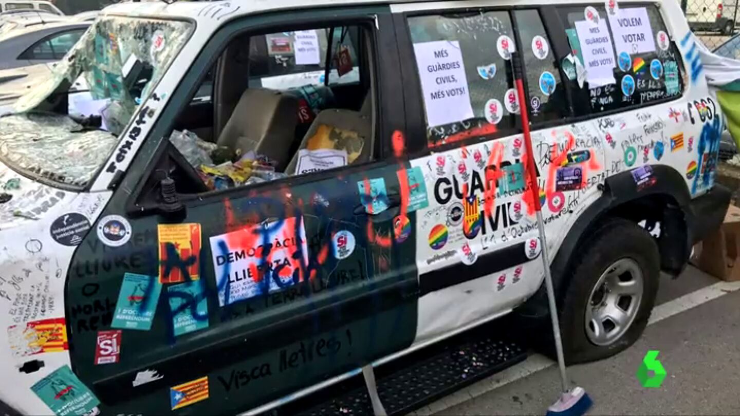 Un veh&iacute;culo de la Guardia Civil tras los disturbios