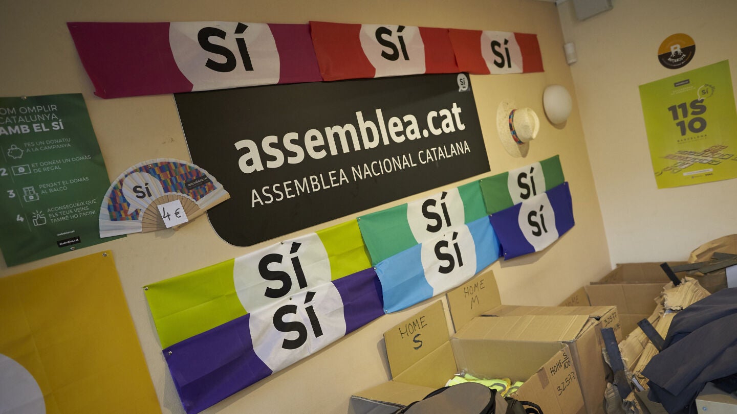 Publicidad en el interior de la sede de la ANC donde un grupo de trabajadores y voluntarios han evacuado el material para el 1-O
