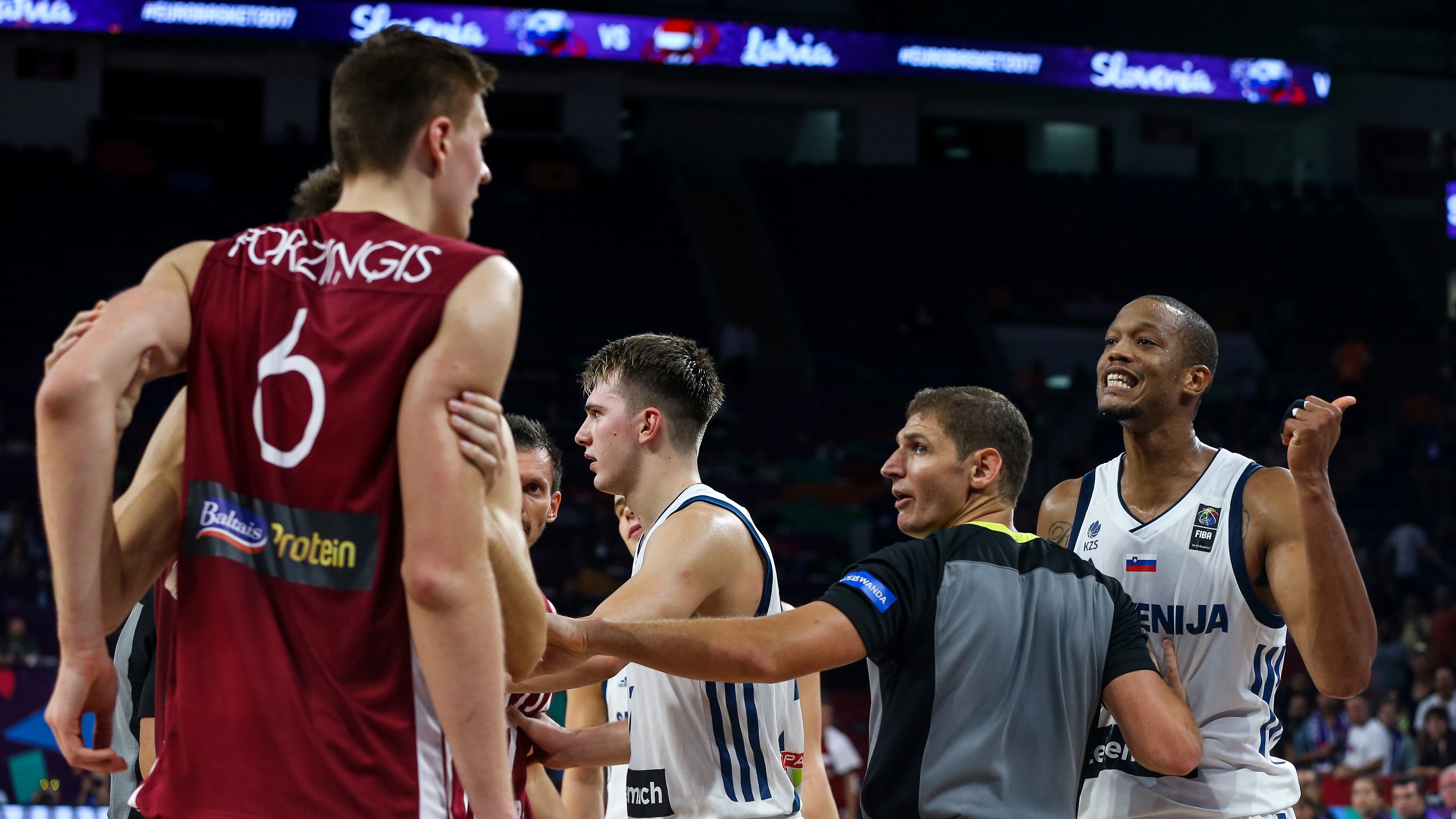 Anthony Randolph y Porzingis se encaran durante el Eurobasket