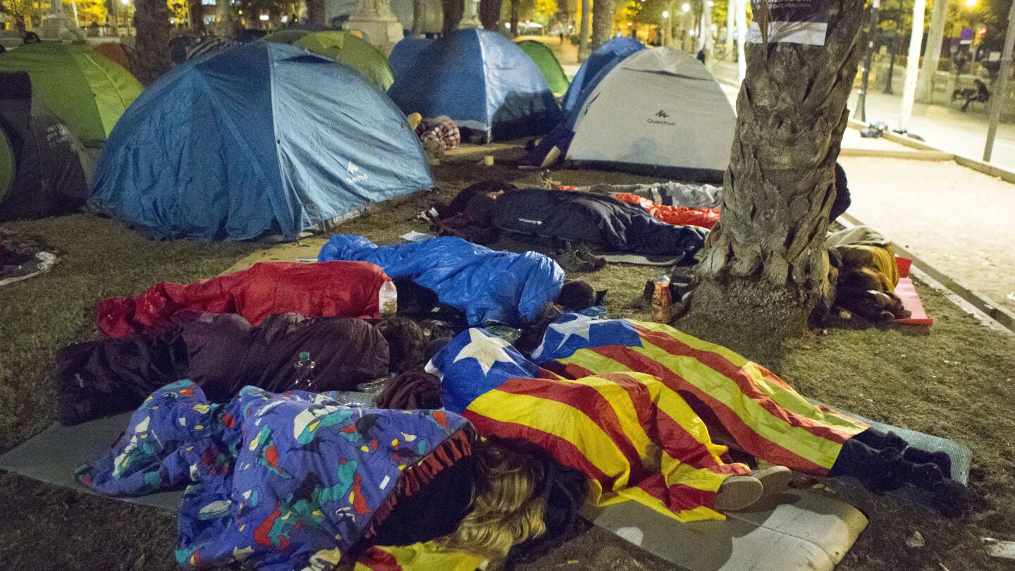 Varias personas duermen frente a la sede del Tribunal Superior de Justicia de Catalu&ntilde;a