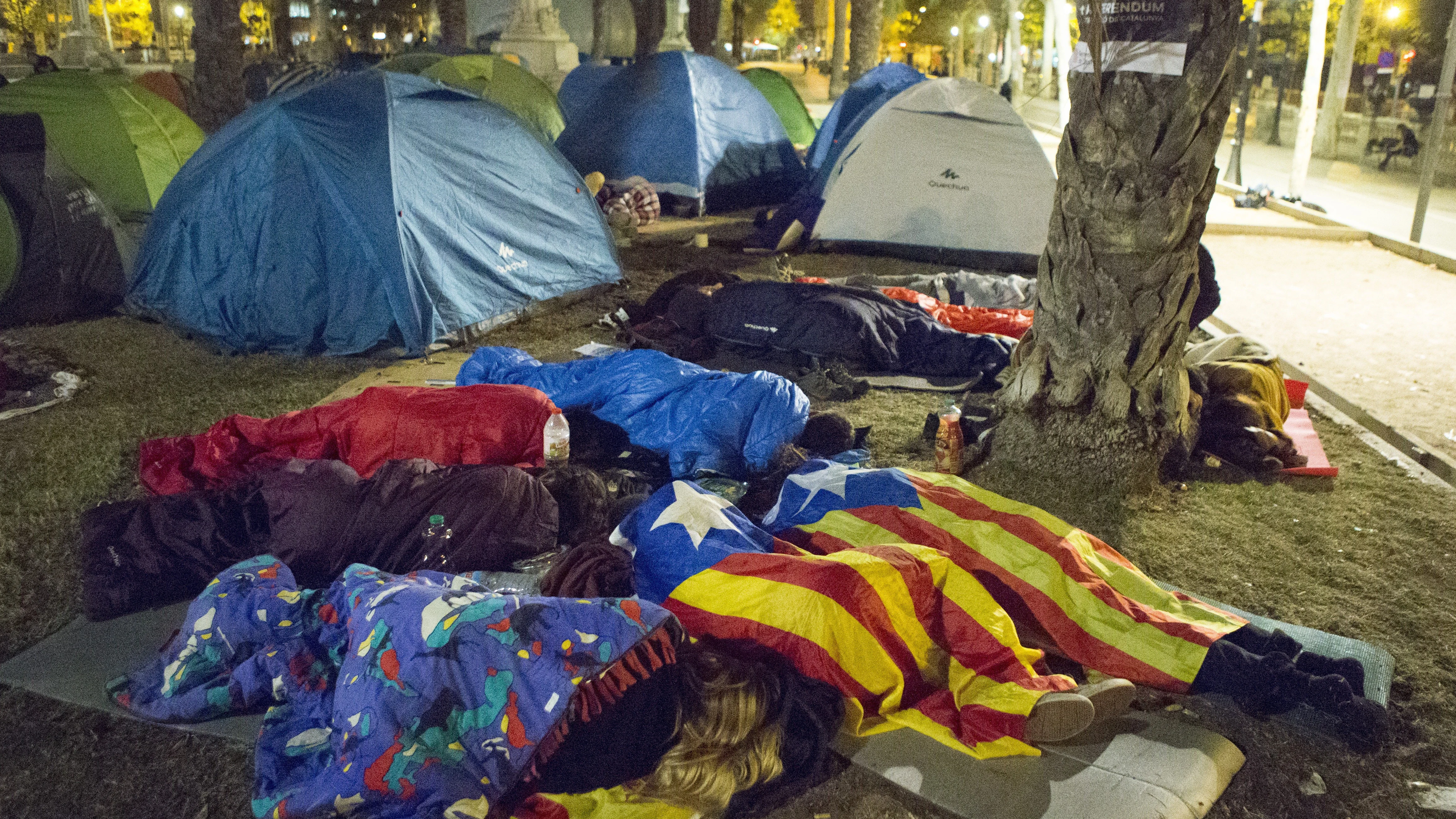 Varias personas duermen frente a la sede del Tribunal Superior de Justicia de Cataluña Varias personas duermen frente a la sede del Tribunal Superior de Justicia de Cataluña