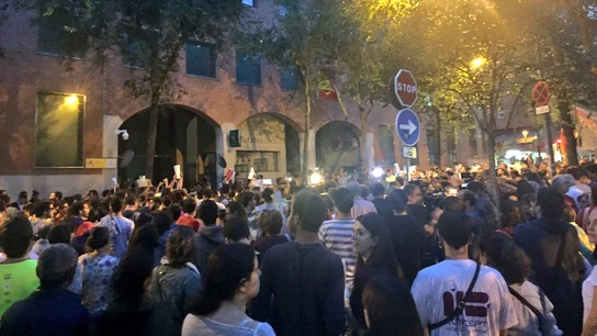 Gritos de "Libertad detenidos" y "Fuera las fuerzas de ocupación" frente al cuartel de la Guardia Civil Gritos de "Libertad detenidos" y "Fuera las fuerzas de ocupación" frente al cuartel de la Guardia Civil